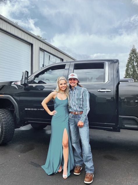 Country Prom, Couples Prom, Prom Photography Poses, Country Couple Pictures, Prom Dress With Split, Hoco Pics, Prom Pictures Couples, Cute Country Couples, Prom Picture Poses