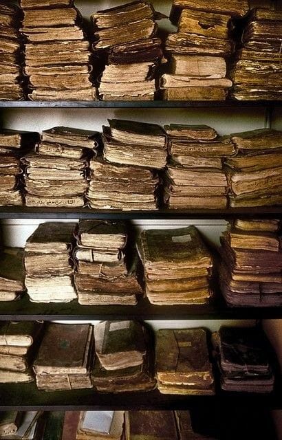 Books On Shelves, Wallpaper Pastel, Dark Academia Aesthetic, Academia Aesthetic, Old Books, Library Books, I Love Books, Antique Books, Abandoned Places