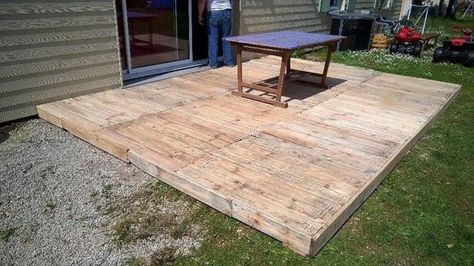 Reclaimed Pallet Deck Flooring | 101 Pallet Ideas Pallet Flooring Outdoor, Pallet Backyard, Wood Deck Plans, Pallet Flooring, Pallet Deck Diy, Pallet Deck, Pallet Floors, Deck Diy, Pallet Projects Garden