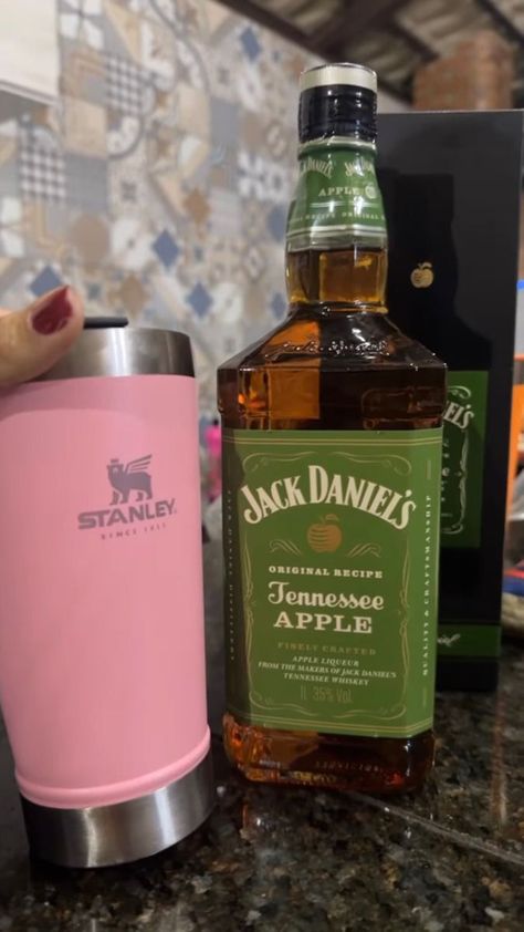 Copo Stanley, Jack Daniel's Tennessee Whiskey, Story Fake, Tennessee Whiskey, Money Making Crafts, Jack Daniels, Fake Story, Original Recipe, Liqueur