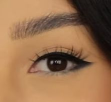 How To Do Puppy Eyeliner For Hooded Eyes, Eyeliner Ideas For Big Eyes, Downturned Eyeliner Looks, Round Almond Eyes Eyeliner, Almond Eyes Eyeliner Aesthetic, Eyeliner Ideas For Round Eyes, Deer Eyes Eyeliner, Puppy Dog Liner Makeup, Simple Eyeliner For Almond Eyes