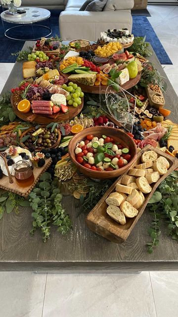 Grazing Food, Charcuterie Board Meats, Amazing Food Platters, Appetizers Table, Party Food Buffet, Catering Ideas Food, Charcuterie Inspiration, Brunch Buffet, Party Food Platters