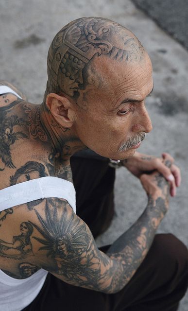 Old cholo tattoos Bald Head Tattoo, Back Tattoos For Guys Upper, Cholo Tattoo, Scalp Tattoo, Chicanas Tattoo, Upper Back Tattoos, Estilo Cholo, Low Rider Girls, Chicano Tattoos