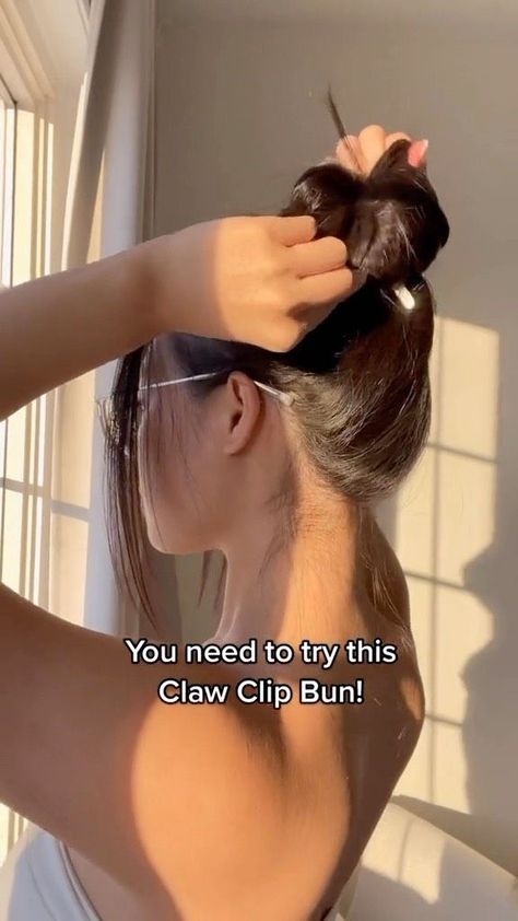 Bun Claw Clip Tutorial, How To Put Barrettes In Hair, Bun Clip Tutorial, Bun And Claw Clip, Updo Hairstyle With Claw Clip, Hairclip Tutorial Long Hair, Circle Claw Clip Hairstyles, Hairbuns Hairstyles Tutorial, Claw Bun Hairstyles