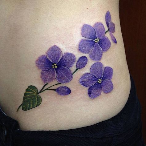 Violet Tattoos by pacotatuaria Violet Flower Tattoo, Tattoo Future, Purple Flower Tattoos, Violet Flower Tattoos, Birthday Tattoos, Violet Tattoo, Cream Tattoo, Backpiece Tattoo, Purple Tattoos