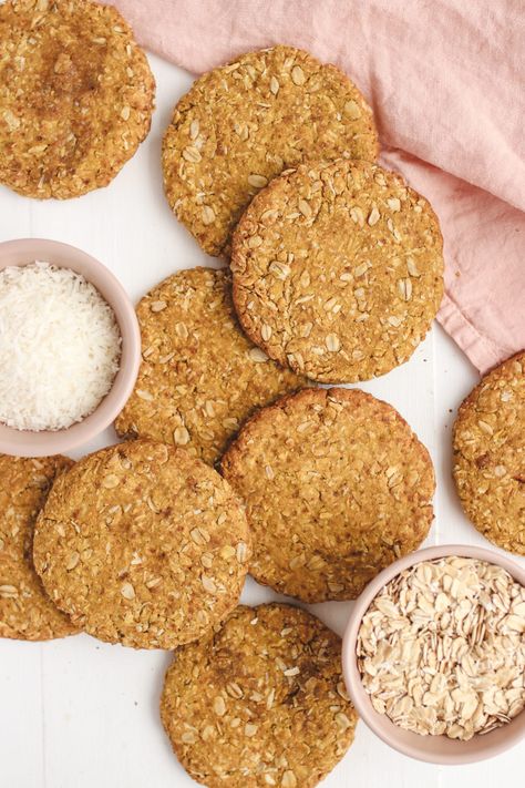 Healthy Anzac Biscuits, Biscuits Gluten Free, Coconut Oatmeal Cookies, Anzac Cookies, Healthy Biscuits, Raw Treats, Healthy Summer Snacks, Biscuits Diététiques, Vegan Biscuits