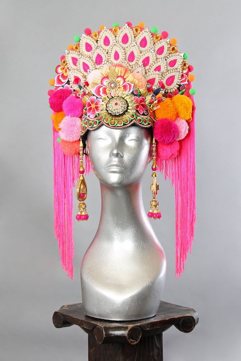 Miette & One - Saule - HEADGEAR VI (2018) – FIVE AND DIAMOND Cool Headpieces, Disco Headpiece, Head Dress Headpieces, Headgear Design, Headdress Ideas, Headdress Diy, Diy Headdress, Goddess Headdress, Headgear Fashion