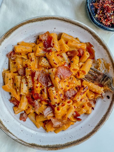 butternut squash alla vodka with fried prosciutto — AllTypesOfBowls Gluten Free Quick Meals, Fried Prosciutto, Cold Weather Dinner, Types Of Bowls, Pasta Gluten Free, Easy Taco Salad Recipe, Quick Gluten Free Meals, Butternut Squash Pasta Sauce, Vodka Sauce Pasta