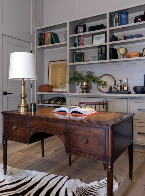 Office With Antique Desk, Traditional Office Desk, Traditional Executive Office Design, Dark Wood Desk Decor Office Ideas, Traditional Home Office Ideas, Antique Desk Office, Office With Two Desks, Antique Apartment, Home Office Classic