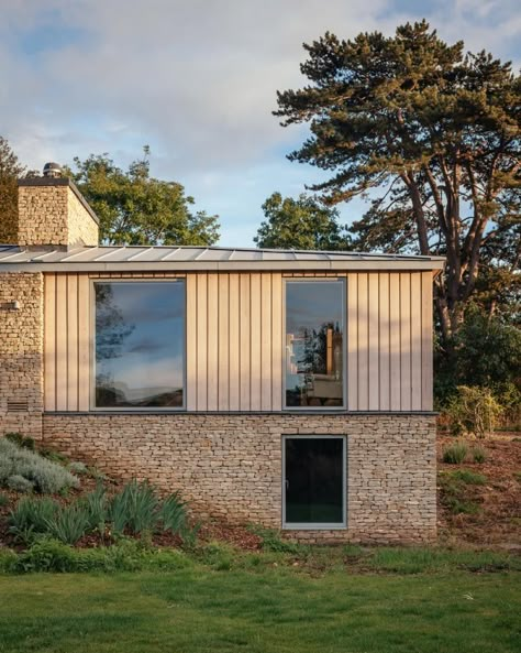 Oliver Leech Architects, Jim Stephenson · Cotswolds House · Divisare Cotswolds House Exterior, Cotswolds House, Architecture Extension, Extension Veranda, Rural Houses, Cotswold House, Pitch Roof, Italian Farmhouse, Agricultural Buildings