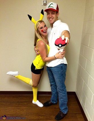 Disfraces de series Pikachu Halloween Costume, Pikachu Halloween, Pikachu Costume, Meme Costume, Halloween Costumes Diy Couples, Unique Couple Halloween Costumes, Pokemon Costumes, Fest Outfits, Diy Kostüm