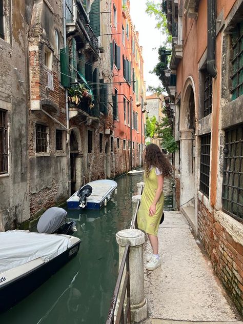 #venice #veniceitaly #photography #outfits #fashion #summer #europe #summerdress #curlyhair Photography Outfits, Summer Europe, Euro Summer, Venice Italy, Outfits Fashion, Fashion Summer, Girls Trip, Venice, Curly Hair Styles