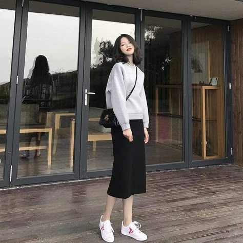 Span Skirt Outfit, Tight Midi Skirt Outfit, Black Midi Skirt Outfit Casual, Osaka Outfit, Korean Minimalist Fashion, Taiwan Outfit, Long Midi Skirt, Japan Spring, Japan Outfits