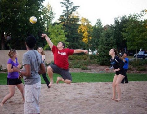 Volleyball Fail, Volleyball Jokes, Volleyball Photos, Soccer Predictions, Volleyball Humor, Funny Poses, Free Football, Volleyball Players, Bad Timing