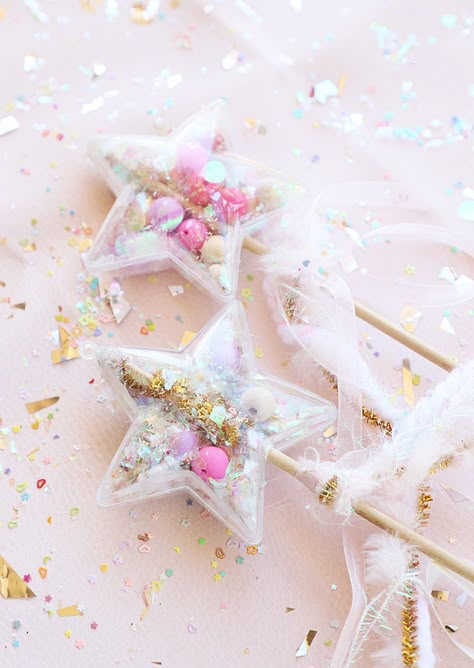 Make your own star confetti wands for parties, costumes, Harry Potter & more! Fairies Dress, Harry Potter Parties, Fairy Garden Birthday Party, Diy Star, Star Confetti, Garden Party Birthday, Fairy Birthday Party, Fairy Wands, Fairy Birthday