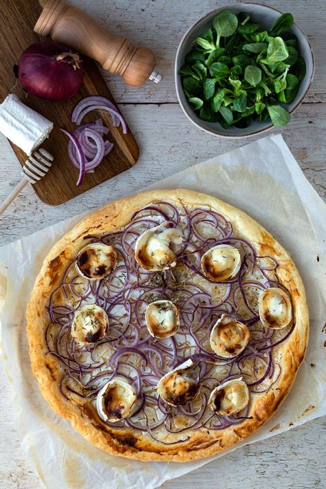 Tarte fine aux oignons rouges et chèvre - Amandine Cooking Tarte Fine, Vegetable Pizza, Pizza, Diet, Pizzas