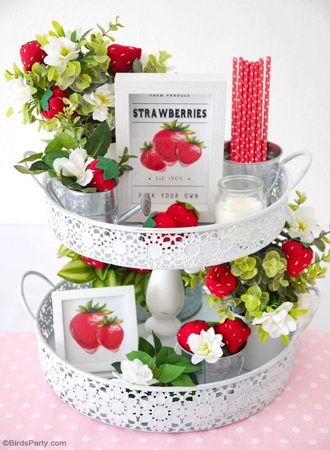 DIY Strawberry Farmhouse Decor + FREE Felt Strawberry Template - easy craft projects to decorate your home, tiered tray or table centerpiece! by BirdsParty.com @birdsparty #feltstrawberries #homedecor #summerdecor #strawberrytieredtray #tieredtray #farmhousedecor #farmhousestyle #farmhouse #strawberrysigns Strawberry Template, Felt Strawberry, Strawberry Crafts, Strawberry Kitchen, Anniversaire Diy, Tiered Tray Diy, Strawberry Decorations, Bird Party, Strawberry Party