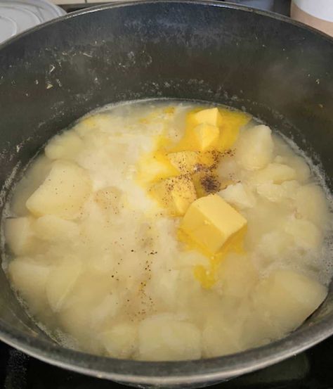 These Stewed Potatoes are a classic, old fashioned potato recipe that uses only a few ingredients. The recipe is so simple to throw together and the result is creamy and buttery potatoes that melt in your mouth. Ready to eat in less than 45 minutes! Stewed Potatoes Old Fashioned, Buttery Potatoes, Boneless Beef Short Ribs, Classic Old Fashioned, Classic Southern Recipes, Creamed Potatoes, Dumplings For Soup, Potato Recipes Side Dishes, Stewed Potatoes