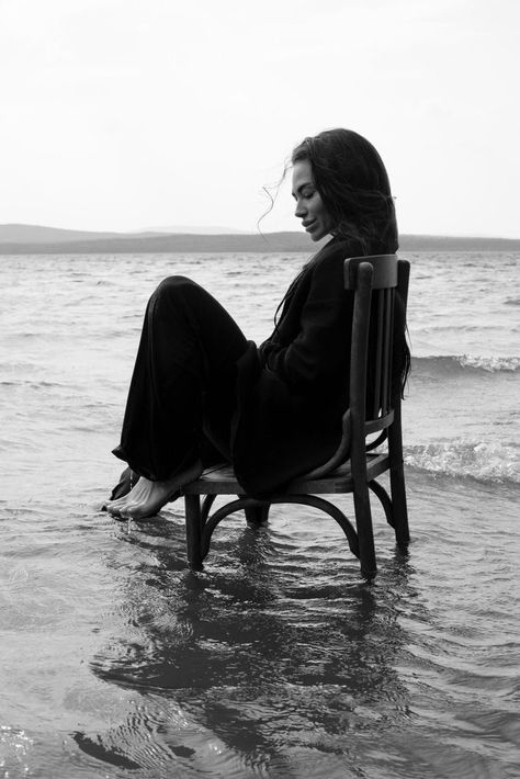 Rain Photoshoot Portraits, Dark Beach Photoshoot, Photoshoot Ideas At Night, Womens Photoshoot Ideas, Moody Beach Photoshoot, Concept Photoshoot Ideas, Seaside Photoshoot, Photo Ideas Men, Photo Shoot On The Beach