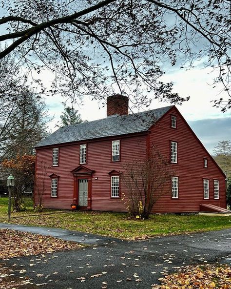 Early Colonial Homes, Old Colonial House Exterior, Tiny Colonial House, Colonial American House, Red Colonial House Exterior, Colonial Cabin, Colonial Saltbox House Exterior, Saltbox Houses Exterior, Saltbox Architecture