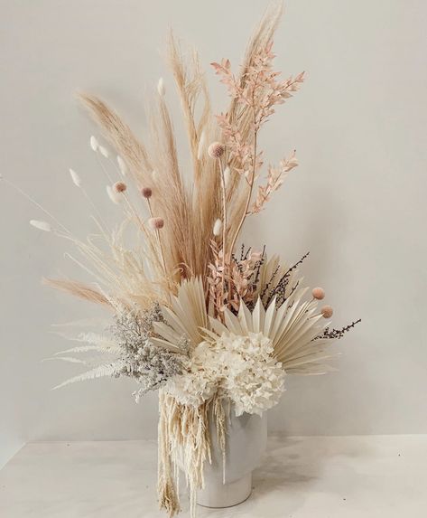 @Nikau.flora is an Australian based floral goddess who makes the prettiest bunches! How gorg would this be for a boho floral centerpiece or bridal bouquet Deco Champetre, Bohemian Bridal, Flowers Dried, Bouquet Ideas, Preserved Flowers, Inspo Board, Deco Floral, Dried Floral, Dried Flower Bouquet