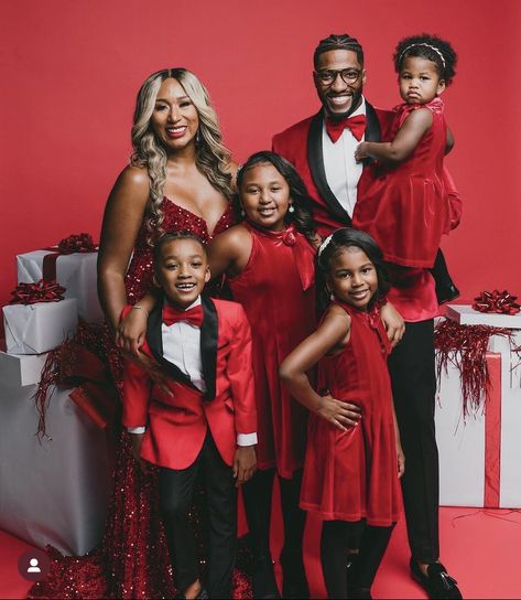 Elegant Christmas Photoshoot, Family Christmas Pictures Black People, Elegant Christmas Photoshoot Family, Christmas Photoshoot Family, Christmas Outfits For Family Pictures, Family Christmas Pictures Outfits, Family Holiday Pictures, Christmas Pictures Outfits, Christmas Poses