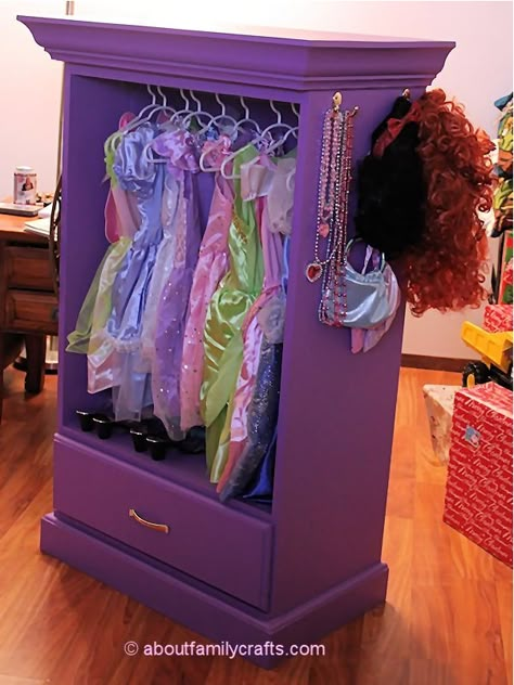 Transform an old dresser into a dress-up station. | 26 Ideas For The Ultimate Disney Princess Bedroom Disney Princess Bedroom, Dress Up Stations, Princess Bedrooms, Princess Bedroom, Disney Rooms, Princess Room, Old Dressers, Room Closet, Trendy Bedroom