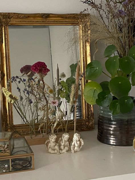 Vintage Gold Bedroom Decor, Gold Mirror Room Aesthetic, Ornate Room Decor, Vintage Chic Room Decor, Cherub Room Aesthetic, Gold And Plants Aesthetic, Vintage Gold Mirror Decor, Classy Vintage Bedroom Aesthetic, French Mirror Bedroom