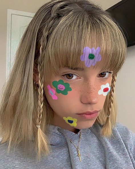 abigail stjohn 🧸🐚 on Instagram: “what’s one feature you love about yourself? 🤍” Kidcore Hairstyle, Indie Hairstyles, Indie Hairstyle, Mini Braids, Rock Hairstyles, Eyeshadow For Blue Eyes, Indie Hair, Estilo Indie, Tumblr Hair