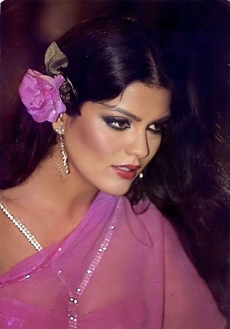 Rekha Actress Style, Retro Bollywood Fashion, Old Bollywood Actress, Zeenat Aman, Rekha Actress, Bollywood Makeup, Bollywood Retro, Retro Bollywood, Bollywood Hairstyles