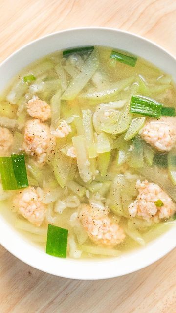 Pork Meatball Soup, Vietnamese Chicken Soup, Vicky Pham, Tamarind Fish, Opo Squash, Soup With Shrimp, Quick Soup Recipes, Vietnamese Soup, Quick Soup