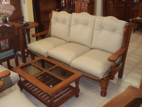 Juego De Living En Algarrobo/ Bodeguita / Mesa Telefono - $ 9.000,00 en Mercado Libre Classic Sofa Sets, Sofa Makeover, Sofa Design Wood, Wooden Sofa Set Designs, Corner Furniture, House Roof Design, Teak Wood Furniture, Wooden Sofa Designs, Wooden Sofa Set