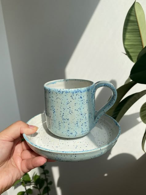 A cup for tea or coffee Ceramic Cups And Saucers, Ceramic Cups Handmade Mugs, Ceramic Cafe, Pottery Painting Designs, Clay Diy Projects, Diy Ceramic, Pretty Mugs, Cup Ceramic, Ceramic Tea Cup