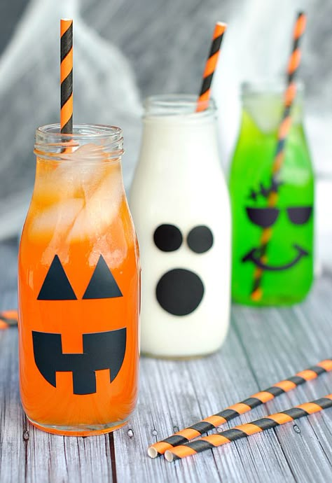 Halloween Drinks for Kids-A fun addition to any Halloween party and a creative way to serve any drink you want. #Halloween Halloween Decorations Party Food, Drinks For Kids, Diy Halloween Party, Halloween Chic, Halloween Party Drinks, Kids Halloween Food, Dekorasi Halloween, Dulces Halloween, Labu Halloween