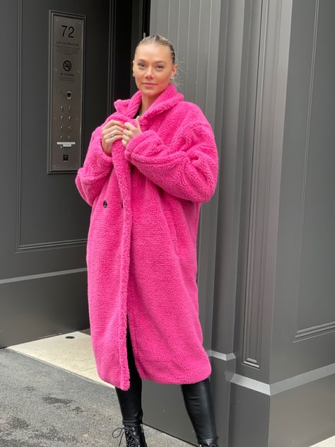 Pink Teddy Coat Outfit, Pink Fluffy Coat, Coat Winter Outfit, Teddy Coat Outfit, Pink Teddy Coat, Rosa Barbie, Oversized Faux Fur Coat, Fake Fur Coat, Pink Faux Fur Coat