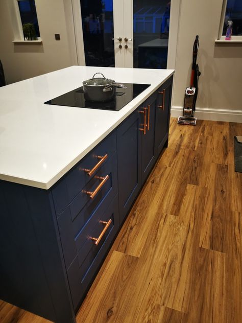 Blue Black And Copper Kitchen, Dark Grey And Copper Kitchen, Copper Navy Kitchen, Blue And Copper Kitchen Ideas, Navy Blue And Copper Bedroom, Blue Copper Kitchen, Navy And Copper Kitchen, Blue And Copper Kitchen, Black And Copper Kitchen