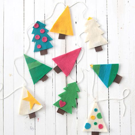 59 DIY Colorful Christmas Decorations to Brighten Your Home | Pretty Sweet Printables Small Christmas Trees Decorated, Diy Felt Christmas Tree, Diy Christmas Garland, Holiday Garlands, Christmas Tree Garland, Christmas Tree Crafts, Felt Christmas Tree, Small Christmas Trees, Easy Christmas Crafts