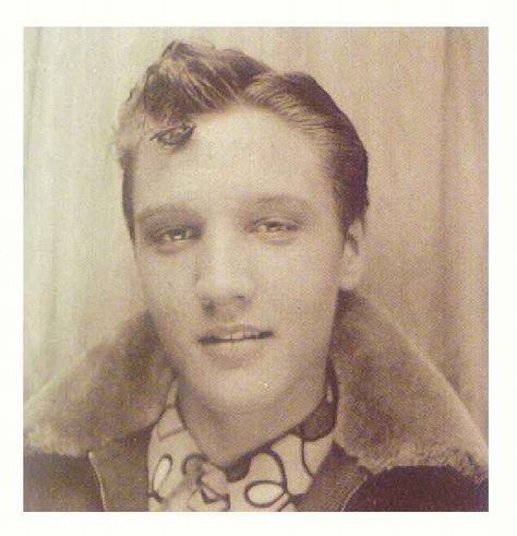 Elvis was a natural blonde. | 18 Shocking But True Celebrity Facts Sean Leonard, Elvis Presley Music, Young Elvis, Vintage Photo Booths, Elvis Presley Pictures, Celebrity Facts, Elvis Presley Photos, Mel Gibson, Priscilla Presley