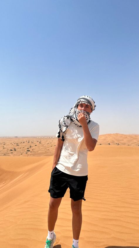 Mens Egypt Outfit, Dubai Men Aesthetic, Dubai Fits Men, Desert Men Outfit, Arab Outfit Men, Desert Pics Ideas, Desert Safari Photo Ideas, Men Dubai Outfit, Desert Trip Outfit