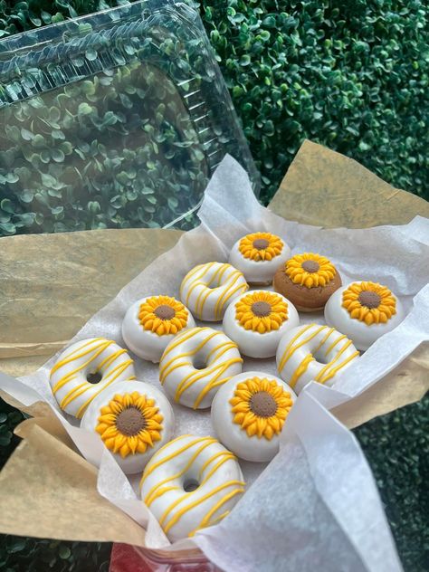 Donut Packaging Ideas Diy, Mothers Day Donut Ideas, Mini Donut Packaging Ideas, Mini Donut Decorating Ideas, Decorated Donuts Ideas, Donut Designs Ideas, Mini Donuts Packaging, Donas Aesthetic, Mini Donuts Decoration