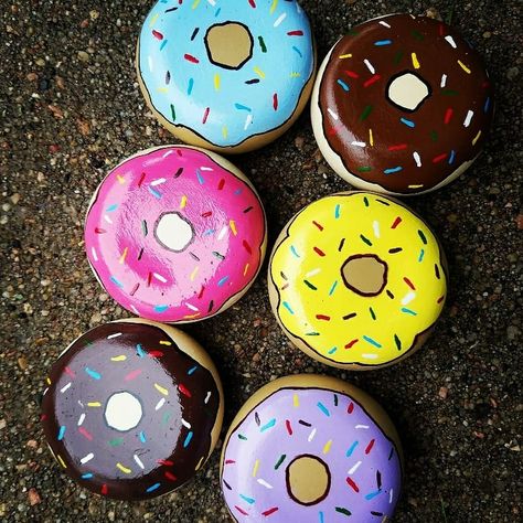 Rock Painting Ideas Round Rocks, Best Paint For Painting Rocks, Painted Rocks Kids Food, Painted Kindness Rocks Ideas, Food Painted Rocks Ideas, Donut Rock Painting, Painted Rocks M&m, Rock Painting Fruit, Donut Painted Rock