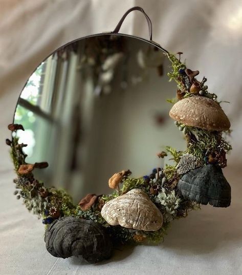 Design Mirror Diy, Magical House Decor, Enchanted Mirror Diy, Mushroom Mirror Diy, Clay Items To Make, Woodland Mirror, Forest Home Aesthetic, Witchy Diy Decor, Mossy Mirror