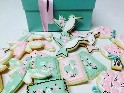 HUMMINGBIRD COOKIES Hummingbird Theme Party, Hummingbird Baby Shower Theme, Hummingbird Nursery, Hummingbird Cookies, Hummingbird Party, Hummingbird Cupcakes, Bird Baby Shower, Butterfly Cookies, Boy Girl Nursery