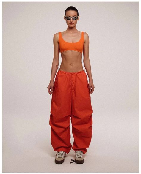 Styling Reebok, Running Pants Outfit, Orange And Black Outfit, Cargo Outfits, Baggy Pants Outfit, Silhouette Sport, Eclectic Wardrobe, Cargo Parachute Pants, Cargo Outfit