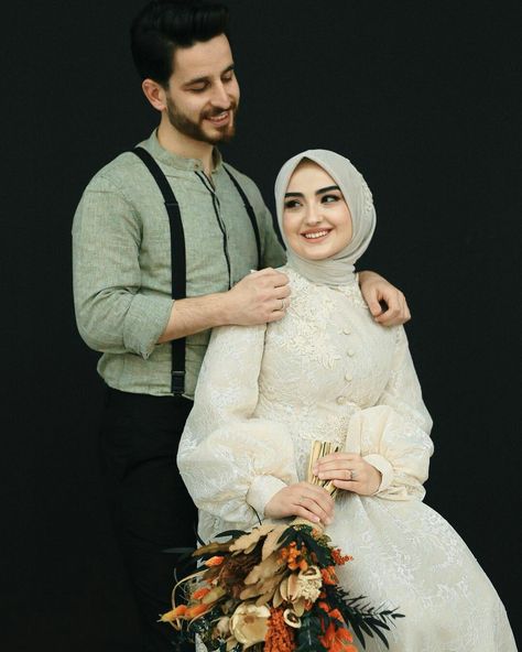 Muslim Wedding Photos, Pose Pengantin, Muslimah Wedding, Pre Wedding Photoshoot Outfit, Wedding Photo Studio, Engagement Photography Poses, Muslim Wedding Dresses, Arab Wedding, Muslim Couple Photography