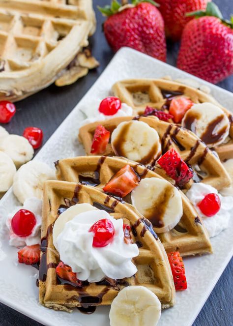 Waffle Serving Ideas, Banana Split Waffles, Waffles Dulces Ideas, Cafe Food Breakfast, Waffles Decorados, Waffles Ideas, Waffle Dessert, Waffle Ideas, Waffles For Breakfast