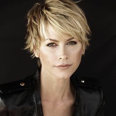 idee capelli corti, taglio scalato con ciuffo lungo a lato, tinta con striature dorate Blonde Bob Haircut, Short Shaggy Haircuts, Short Hairstyles Fine, Short Shag Hairstyles, Shaggy Haircuts, Choppy Hair, Top Hairstyles, Bob Hairstyles For Fine Hair, Round Face Haircuts