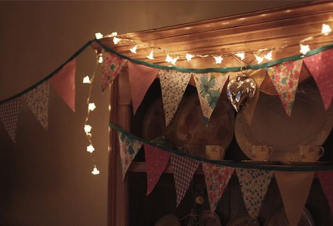 I LOVE BUNTINGS! Bunting Aesthetic, Bunting Bedroom, Bunting Ideas, Uni Room, Bedroom Inspo, My New Room, Dream Room, New Room, Fairy Lights