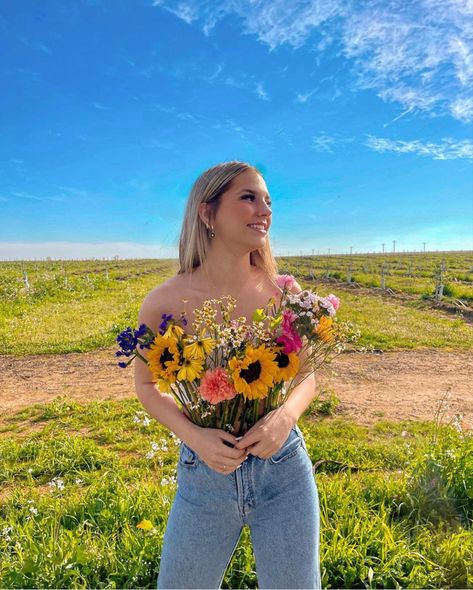 Flower Bouquet Shirt Photoshoot, Cute Flower Photoshoot, Flower Tube Top Photoshoot, Flower Field Outfit Ideas, Daffodil Photoshoot, Flowers In Pants Photoshoot, Flower Shirt Photoshoot, Flower Top Photoshoot, Sweet Sixteen Pictures