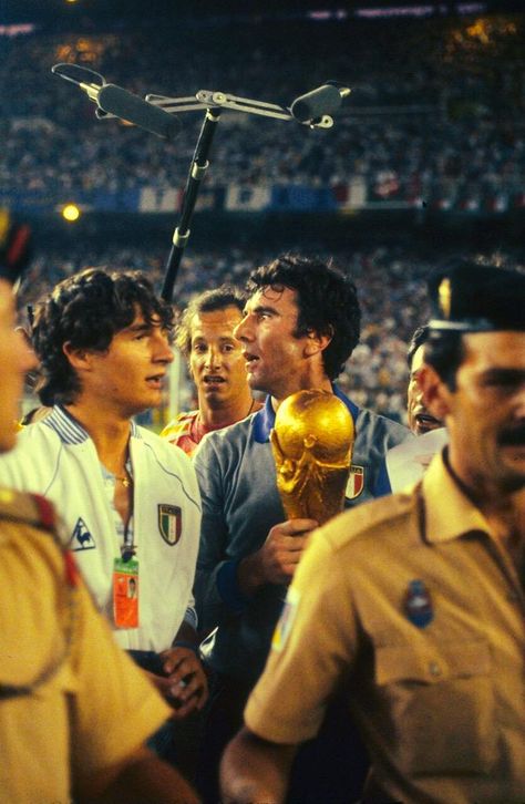 Dino Zoff, Italy World Cup, Fifa World Cups, Football Moments, 1982 World Cup, Paolo Rossi, Italian Football, Good Soccer Players, Vintage Sport